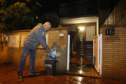 Uno de los vecinos de Ciutat Jardí sacando la basura frente a su domicilio.