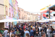 Cientos de personas recorrieron ayer las calles de Penelles para ver los murales y participar en talleres. 