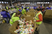 Voluntarios clasificaban el sábado los alimentos recaudados. 