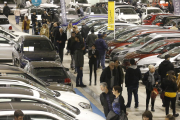 Imatge d'arxiu de visitants davant de turismes en una fira de vehicles d'ocasió a Lleida.