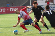 El jugador del Balaguer Adrià, autor de dos goles ayer, intenta driblar a dos jugadores del Valls en una de las jugadas del partido de ayer.