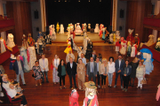 Las autoridades, en un teatro L’Amistat lleno de vestidos de papel. 