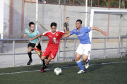 Un jugador del Lleida en persegueix un del Nàstic, ahir a Gardeny.