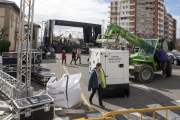 Treballs de muntatge de l'escenari que acollirà demà la gran festa dedicada a Marc Màrquez.