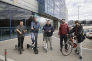 Miembros de las plataformas VMP y En Bici per Lleida ayer antes de la reunión.