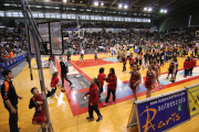 Dia del Bàsquet Lleidatà - Representants de la majoria dels clubs lleidatans van participar ahir en l’intent de rècord de cistelles per part de jugadors de la base, que es va celebrar durant el descans, en una jornada plena d’activitats al B ...