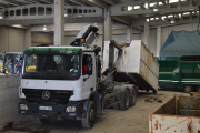 Un camió carrega brossa a Bellver per traslladar-la a Andorra.