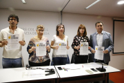 Miembros de los CDR de Lleida y de Advocats per la Democràcia, ayer en la presentación de la campaña.