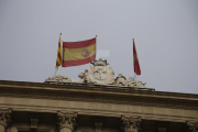 La bandera espanyola subjectada per l'asta de la senyera