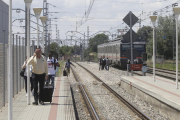 Los pasajeros caminando hacia la estación de Puigverd de Lleida después de que el tren se detuviera.