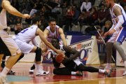 Mbaye lluita una pilota des de terra davant l’oposició de dos jugadors del Melilla, en una acció del partit d’ahir.