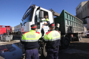 Imagen de archivo de un control de los Mossos d’Esquadra en una “deixalleria” de Lleida. 