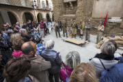 Un moment de la recreació que va tenir lloc ahir a la plaça de l’Església just abans d’iniciar el recorregut pels refugis.