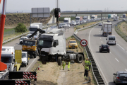 Un momento de la retirada del camión accidentado en la autovía en Bell-lloc.