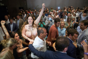 Protesta de Femen - Dos activistes del moviment Femen van irrompre ahir en l’acte que Ciutadans va organitzar a Màlaga i en què participava el número 1 del partit, Albert Rivera (a la part dreta de la foto). Les dos dones es van manifestar en  ...