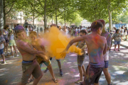 Las celebraciones de este barrio de Lleida contaron con una fiesta holi de colores y espuma.