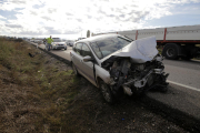 Imagen de uno de los coches accidentados ayer en el siniestro múltiple de la N-240, en Lleida. 