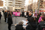La plaza del 8 de Març de Lleida acogió ayer a un centenar de personas en el acto institucional por el Día Internacional de la Mujer.