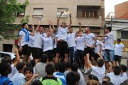 El equipo sénior del Mollerussa, celebrando su ascenso a Primera Catalana.