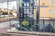 L’entorn de l’estació ple de grafitis i pintades.