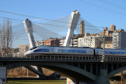 Imatge d'arxiu d'un tren AVE sortint de Lleida.