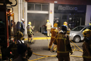 Bombers van treballar a última hora d’ahir en l’incendi del carrer Torres de Sanui.