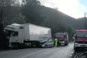 Imagen del estado de los dos vehículos tras el siniestro, que tuvo lugar ayer en el km 126 de la N-230. 