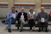 Emili Bayo, Juan Cal, Montse Sanjuan y el editor Lluís Pagès, ayer antes de la presentación del libro.