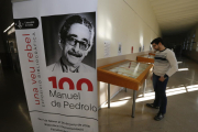 La mostra ‘Una veu rebel. 100 Manuel de Pedrolo’, fins al 26 de juny als passadissos del Rectorat.