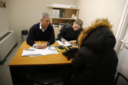 Técnicos de la EMU atendiendo ayer a uno de los afectados en el primer día de la oficina.