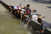 Els nens es refrescaven ahir a la font de la plaça del Clot de les Granotes de Lleida.