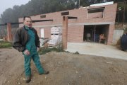 El concejal cesado, en su finca  junto a la construcción inacabada, cuyas obras están paralizadas. 