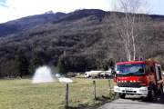 Una parte del gas del camión se vertió al exterior en un campo cercano al vial de la N-230. 