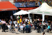 Clientes en una terraza de un bar de la ciudad.