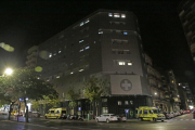 Ambulancias trasladaron ayer a los primeros pacientes a otros centros.