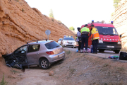 Imagen del coche accidentado ayer en el kilómetro 102 de la carretera C-12, a su paso por Maials.  