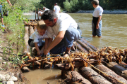 Foto de familia de la veintena de ‘raiers’ que han participado este año en Coll de Nargó en la construcción y la navegación de estas barcas de madera. 