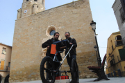 Los geólogos Aritz Urruela y Ruben García, pasando el georadar por la plaza de la iglesia. 