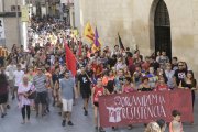 La manifestación de la izquierda independentista, ayer durante su paso delante de la Catedral. 