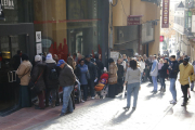 Colas ante la sede de la oficina local de vivienda en la sede de la EMU para entregar documentación para cobrar ayudas al alquiler.