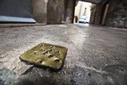 La Stolpersteine és al Carrer del Forn, davant de la casa on va viure Salvador Grau i Bibià.