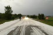 La carretera C-13 en Camarasa, cortada por el granizo.