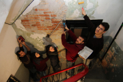 Miquel, Èlia, Bernat, Eduard y Carla en la escalera del edificio que arreglarán.