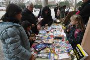 Manualidades y libros solidarios en el Pràctiques II  -  Los alumnos del colegio Pràctiques II de Lleida instalaron ayer una parada en la que vendieron manualidades confeccionadas en el aula, así como libros, juguetes y material educativo. Decen ...