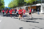 Un grupo de participantes durante los primeros metros de la carrera.