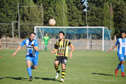 Un jugador de cada conjunt es disputen la pilota, que està a punt de caure a terra. 