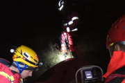 Los Bomberos utilizaron una barca para poder llegar hasta el lugar donde estaban los escaladores.