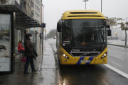 Un autobús urbano llegando a una parada.