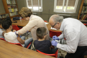 Imagen de archivo de vacunación de niños en un colegio de Lleida.