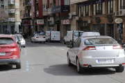 Vehículos circulando por la calle Lluís Companys.